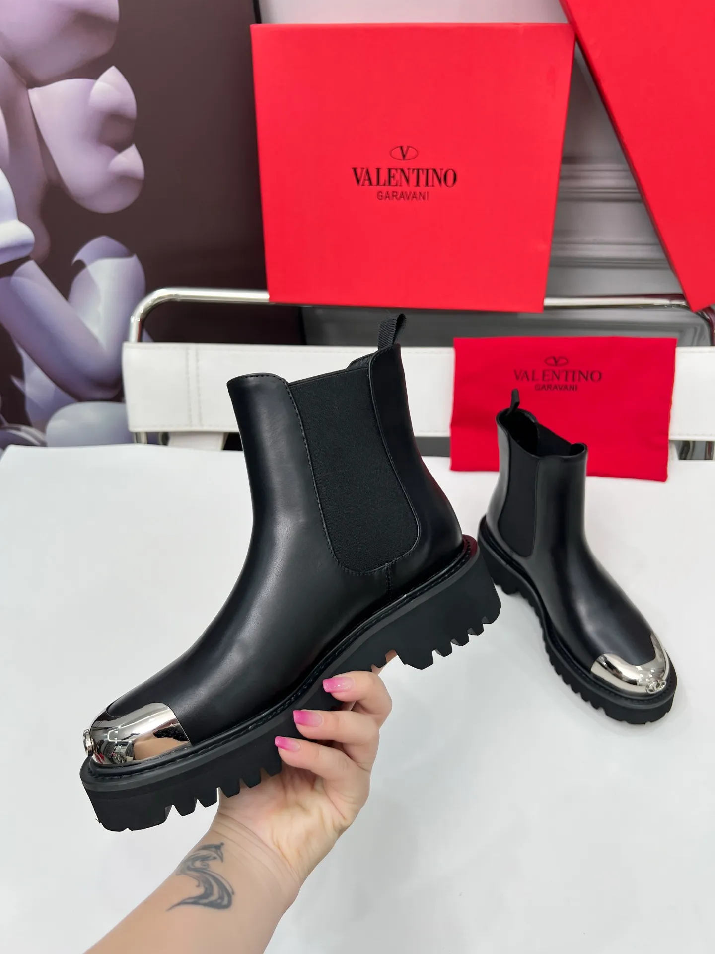 👟👟Ex-factory price 600👟👟 2026𝑉𝐴𝐿𝐸𝑁𝑇𝐼𝑁𝑂 Valentino ♡ͥ | 💫Purchase level🔍 Classic Valentino’s special textured hardware brings out a full sense of luxury After putting it on my feet, I was shocked that my feet looked slimmer! The new season lives up to expectations! Worth buying ❥The original method is absolutely sentimental ❥Elegant style creates a different feeling🙈 Simple temperament style!  ♡ show bdetails ———————————— ⊿▸: Number of yards | 35-40 (41. Customized) ⊿▸: Material | Imported calfskin ⊿▸: Lining | Sheepskin ⊿▸: Number of yards 35-40 (41. Customized)